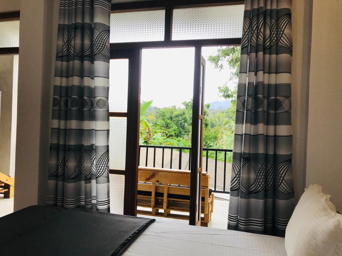 Montes Ella Bed & Breakfast Екстериор снимка