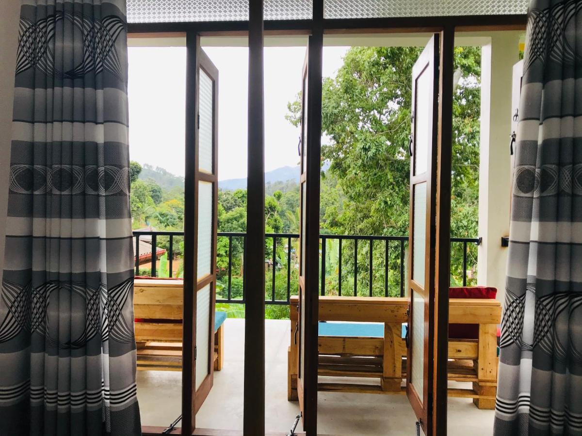Montes Ella Bed & Breakfast Екстериор снимка