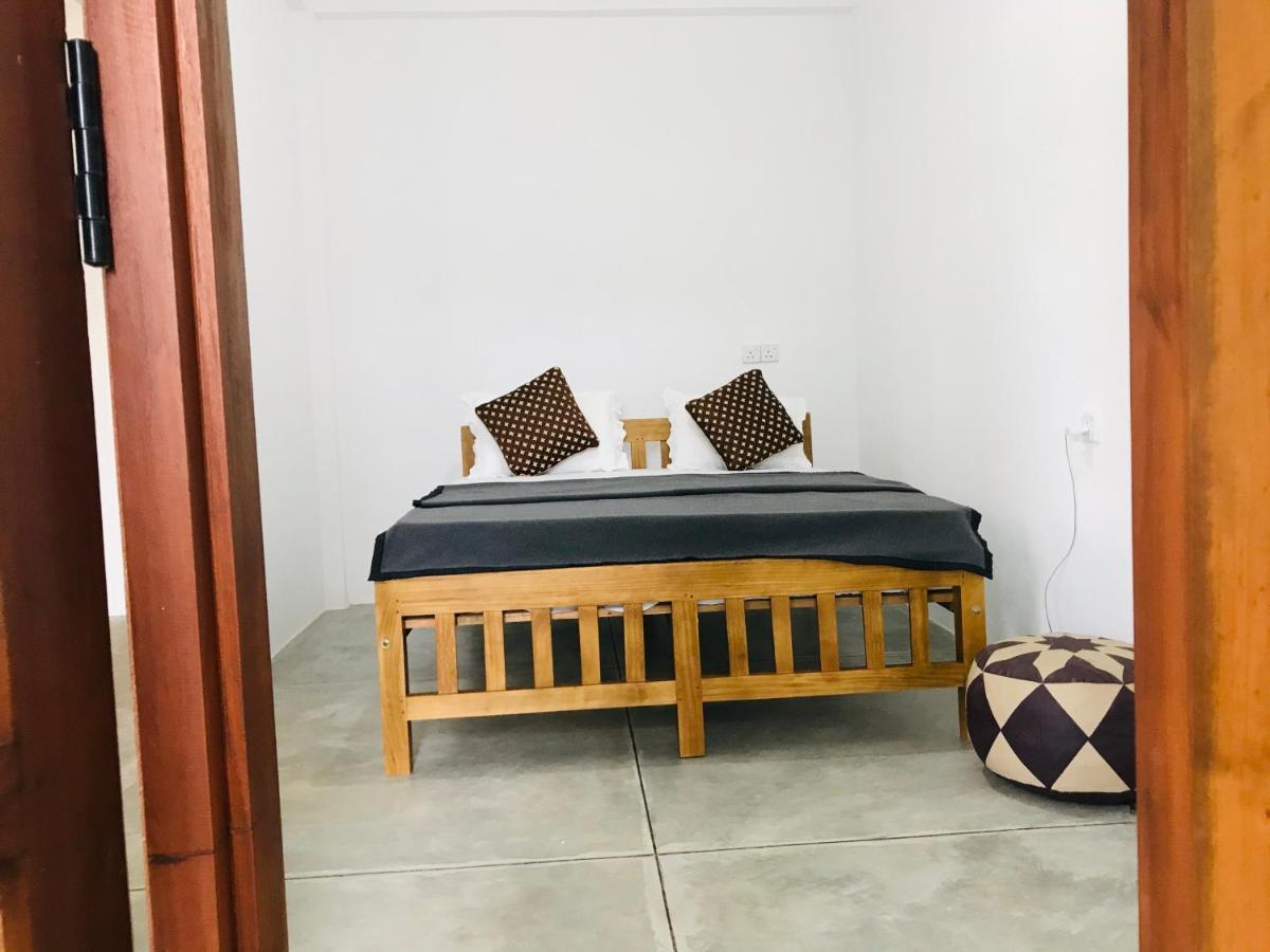 Montes Ella Bed & Breakfast Екстериор снимка