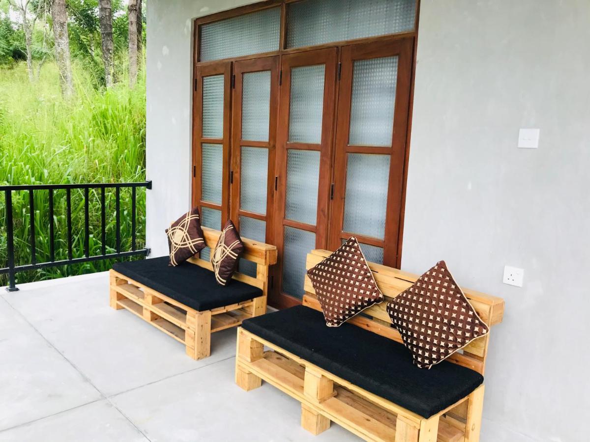 Montes Ella Bed & Breakfast Екстериор снимка