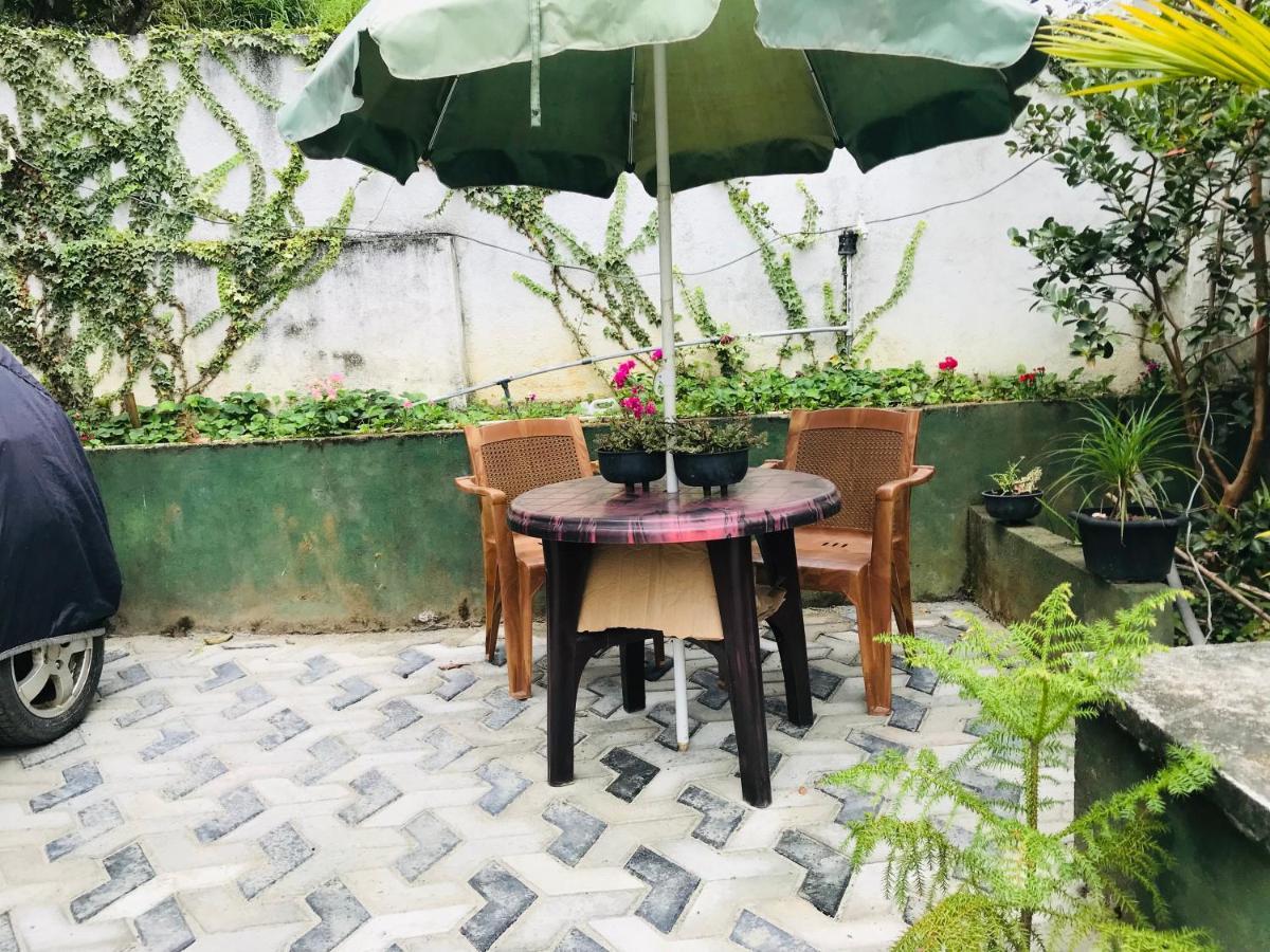 Montes Ella Bed & Breakfast Екстериор снимка