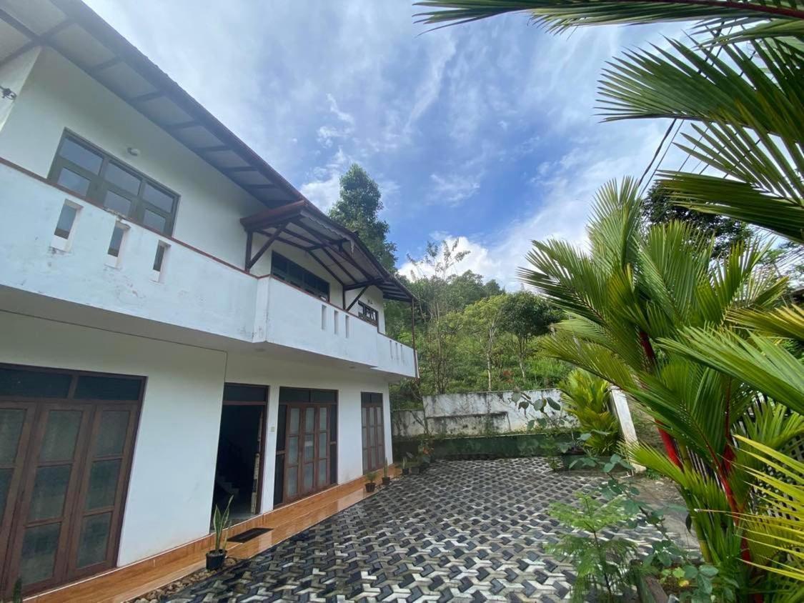 Montes Ella Bed & Breakfast Екстериор снимка