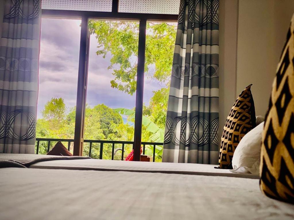 Montes Ella Bed & Breakfast Екстериор снимка