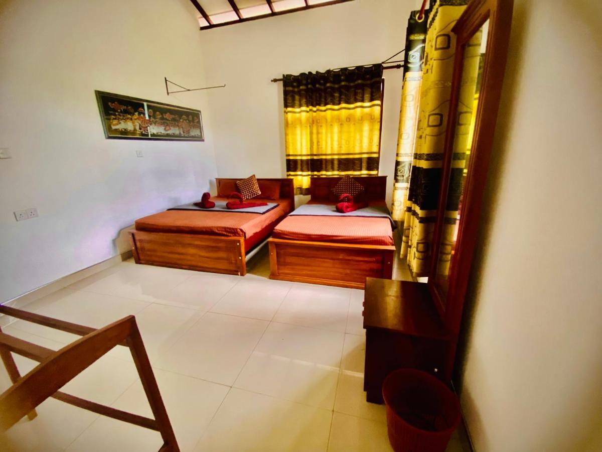 Montes Ella Bed & Breakfast Екстериор снимка