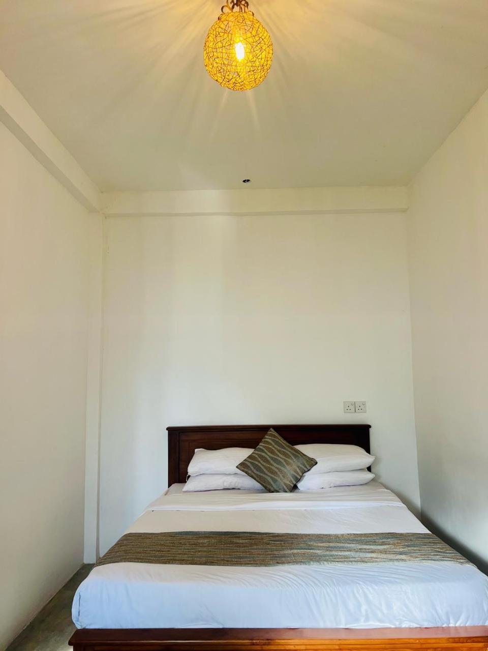 Montes Ella Bed & Breakfast Екстериор снимка
