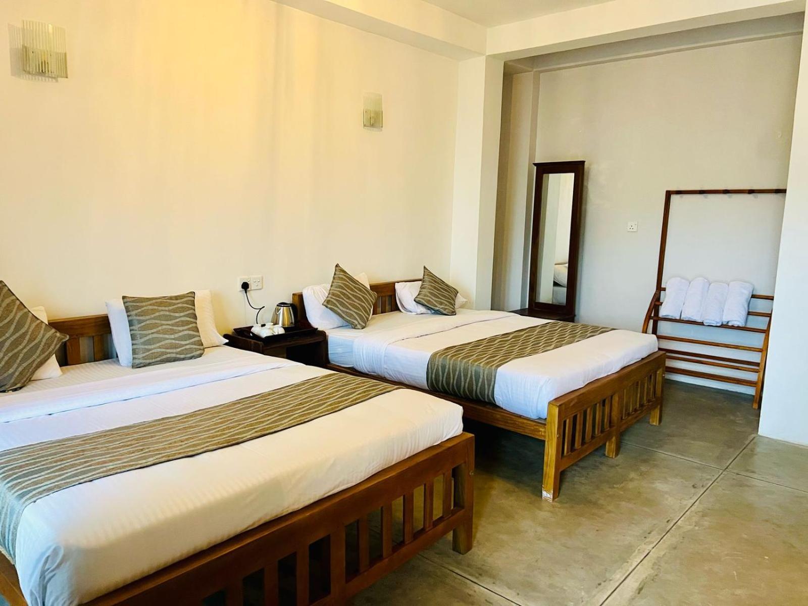Montes Ella Bed & Breakfast Екстериор снимка