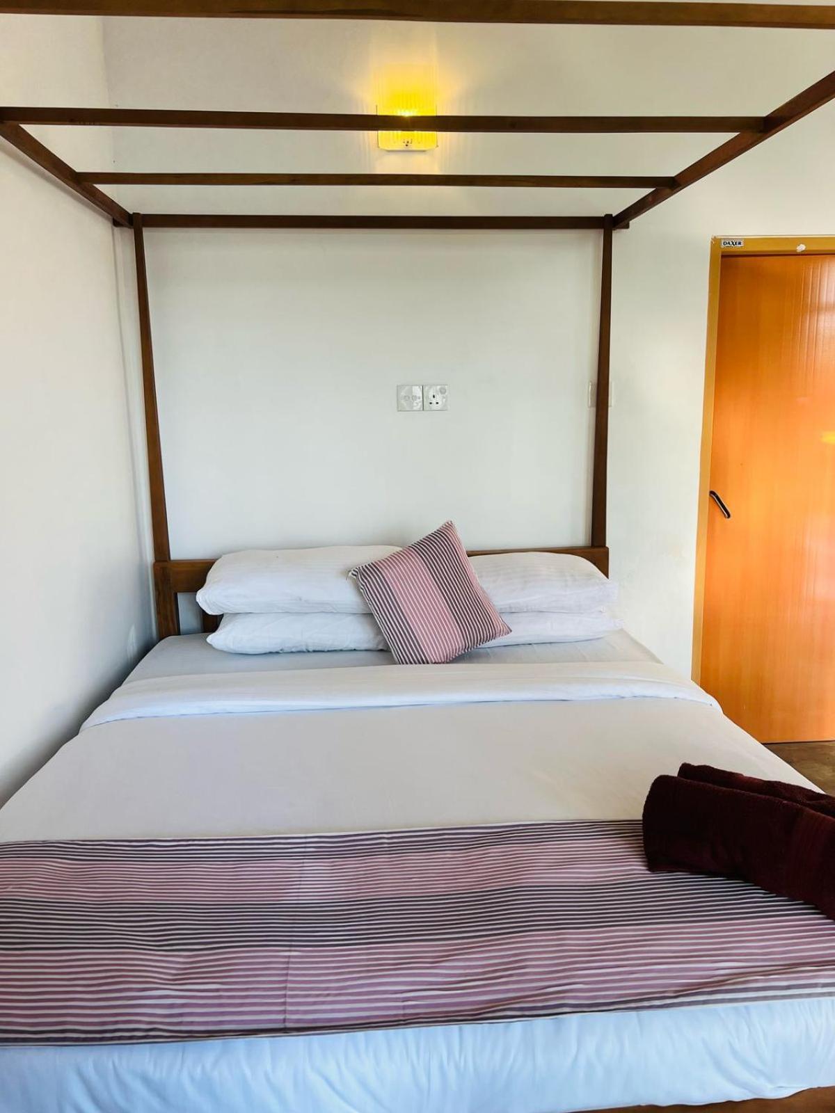 Montes Ella Bed & Breakfast Екстериор снимка