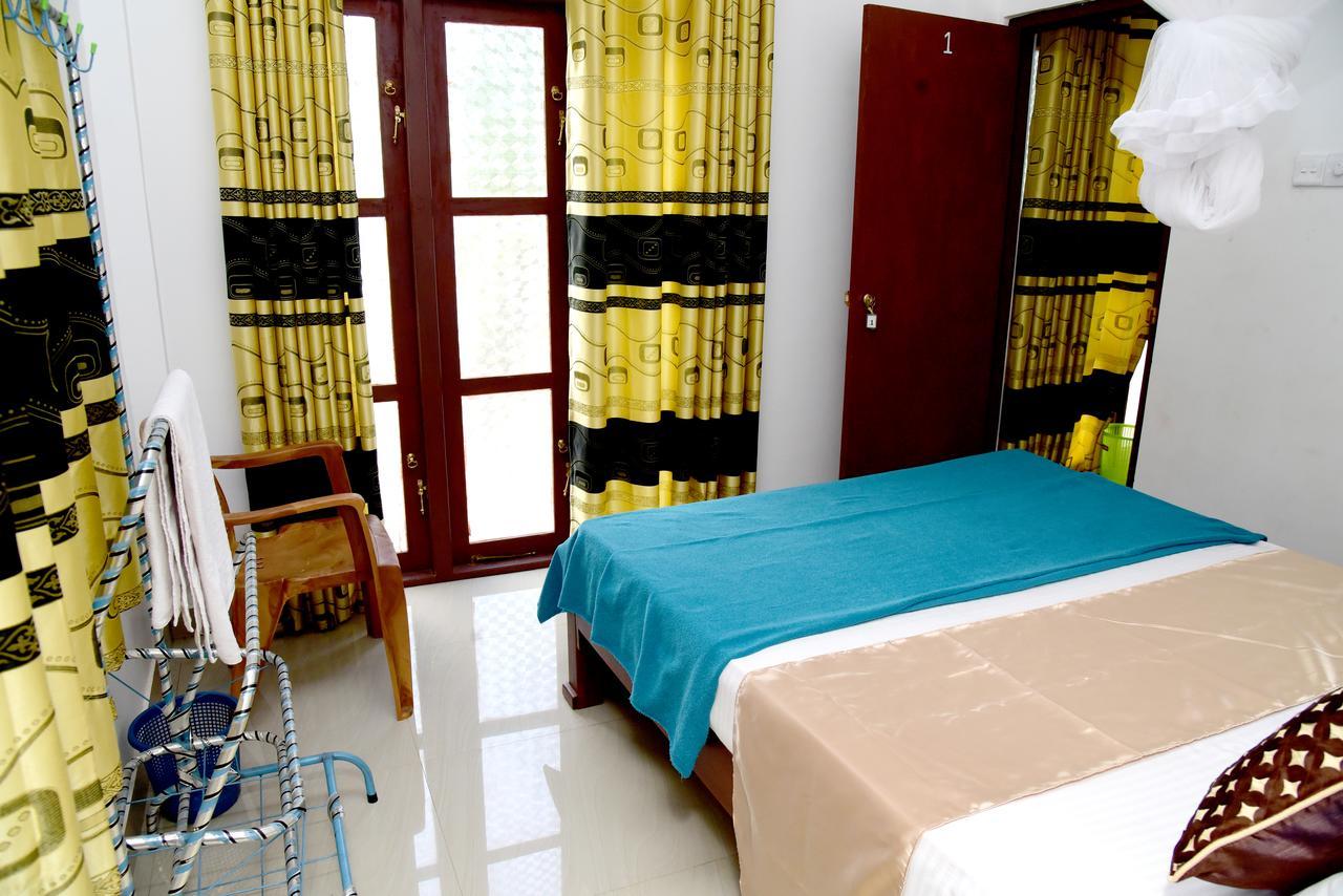 Montes Ella Bed & Breakfast Екстериор снимка