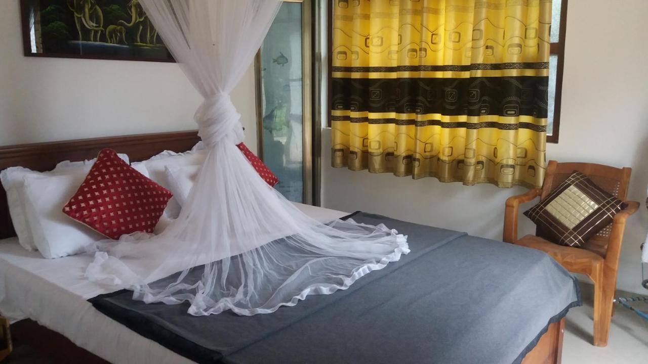 Montes Ella Bed & Breakfast Екстериор снимка