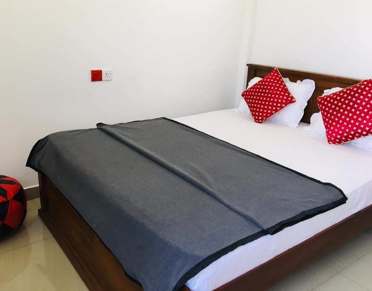 Montes Ella Bed & Breakfast Екстериор снимка