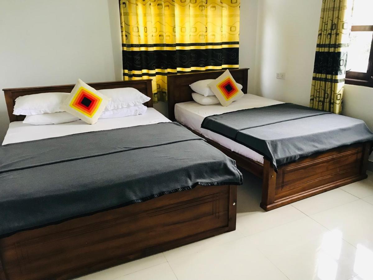Montes Ella Bed & Breakfast Екстериор снимка